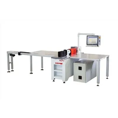 MB-40はどのようにして曲がったバスバーの真直度を確保しているのでしょうか？